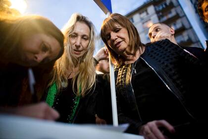 Patricia Bullrich durante su afiliación a LLA con Karina Milei.