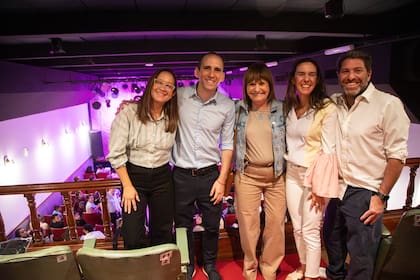 Patricia Bullrich, en el teatro junto al gendarme Nahuel Gallo y la dirigente opositora venezolana Elisa Trotta.