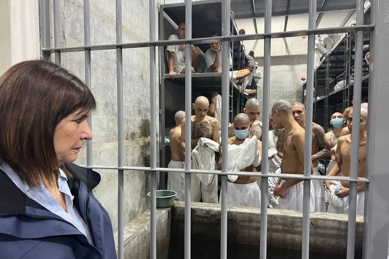 Bullrich visitó una megacárcel en El Salvador y apuesta a replicar el modelo de Bukele - LA NACION