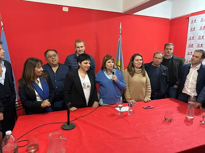 Patricia Bullrich en Pico Truncado en la foto junto a diregentes nacionales y provinciales de Juntos por el Cambio.