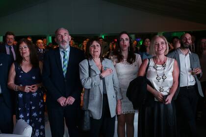 Patricia Bullrich entonando el himno de la Argentina