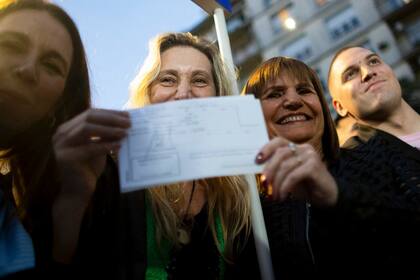 Patricia Bullrich firma su afiliación a La Libertad Avanza