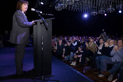 Patricia Bullrich frente a los dirigentes nacionales de Juntos por el Cambio