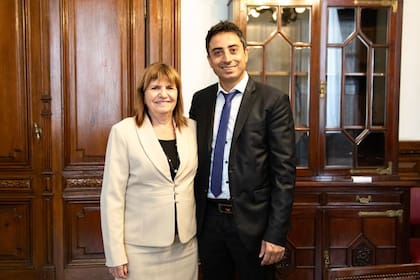 Patricia Bullrich, jefa de bloque de LLA, junto a Enzo Fullone