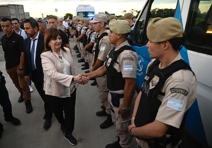 Patricia Bullrich junto a efectivos de Gendarmería y Prefectura en Santa Fe.