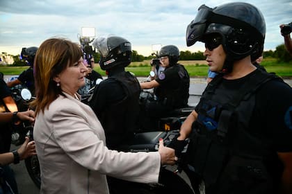 Patricia Bullrich junto a efectivos de Gendarmería y Prefectura en Santa Fe.