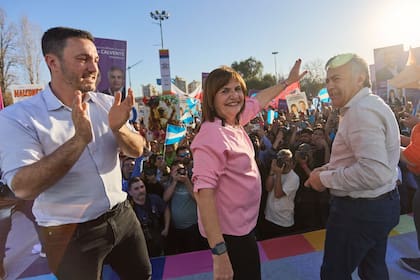 Patricia Bullrich, junto a Luis Petri y Alfredo Cornejo, en el acto con la militancia en Godoy Cruz, Mendoza.