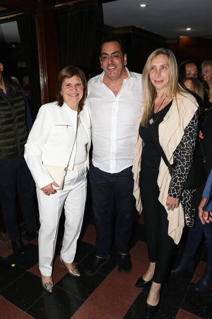 Patricia Bullrich, Leonardo Cifelli y Karina Milei en el estreno de la obra ¿Qué somos? en el teatro La Casona