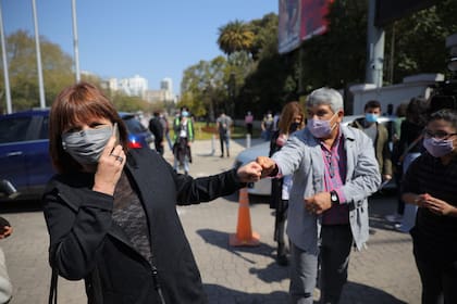 Patricia Bullrich llegó a La Rural de Palermo para votar, empezó a hacer la cola y le avisaron que los mayores de 60 años entran directamente