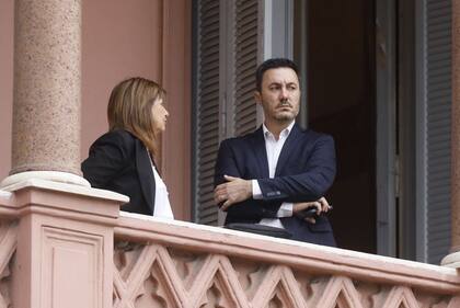 Patricia Bullrich y Luis Petri, en un balcón de la Casa Rosada