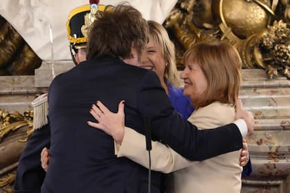 Patricia Bullrich observó la jura desde el escenario previo a asumir su banca en el Senado