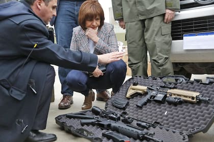 Patricia Bullrich presentó el armamento que secuestró Gendarmería durante los allanamientos