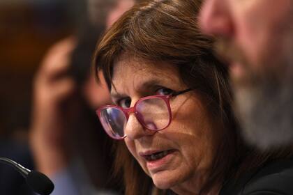 Patricia Bullrich, presidenta de Pro, se cruzó por las tomas con el jefe de gabinete, Santiago Cafiero