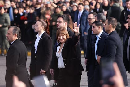 Patricia Bullrich se desplazó sola, alejada de la comitiva, durante los actos por el 25 de mayo