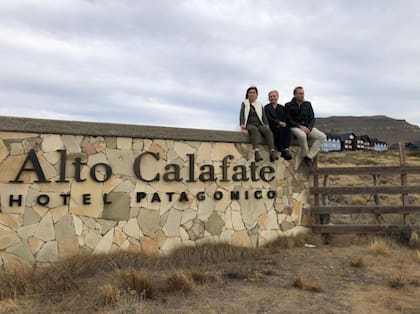 Patricia Bullrich, Silvana Giudici y Alvaro Lamadrid en el ingreso del hotel Alto Calafate de la familia Kirchner.