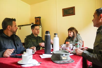Patricia Bullrich visitó al "Grupo Cocovi" de Gendarmería Nacional, ubicado en un lugar inhóspito de Santa Cruz.