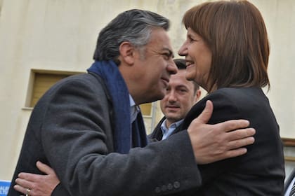 Alfredo Cornejo y Patricia Bullrich, dos de los dirigentes de la oposición que se manifestaron a favor de la marcha