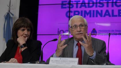 Patricia Bullrich y el director del Indec, Jorge Todesca, en la presentación de los informes