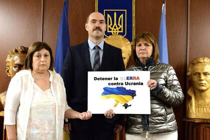 Patricia Bullrich y Graciela Ocaña junto a Sergiy Nebrat, encargado de negocios de Ucrania