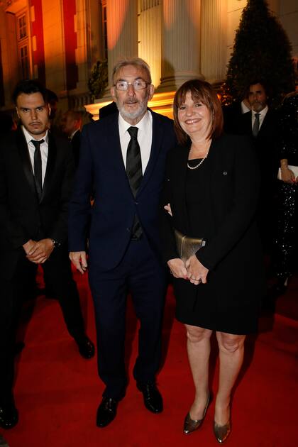 Patricia Bullrich y Guillermo Yanco. La presidenta de PRO tuvo lugar en la mesa principal de la gala junto a Mirtha Legrand y Soledad Pastorutti.