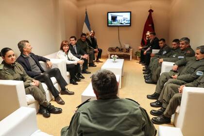 Patricia Bullrich y Mauricio Macri, en una reunión con gendarmes