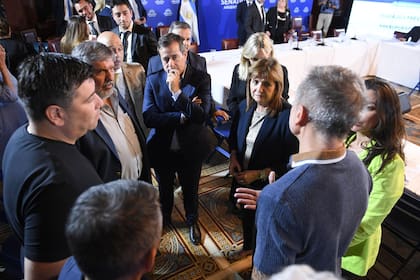 Patricia Bullrich y senadores del PJ dialogan con los cotitulares de la CGT en el Senado