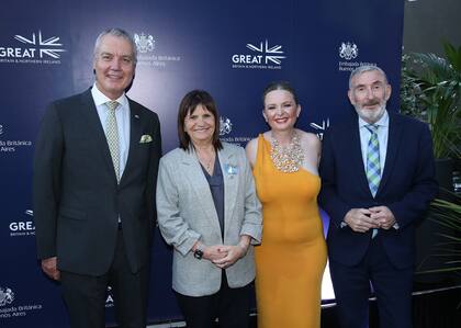 Patricia Bullrich y su esposo, Guillermo Yanco, presentes en el festejo en la residencia de la embajadora británica