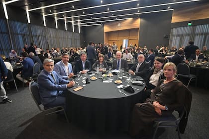 Patricia Bulrrich estuvo rodeada de leales durante su paso por la Bolsa de Comercio de Córdoba