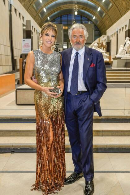 Patricia, con un diseño de Oscar de la Renta, junto a su pareja,
Jean-Paul Enthoven