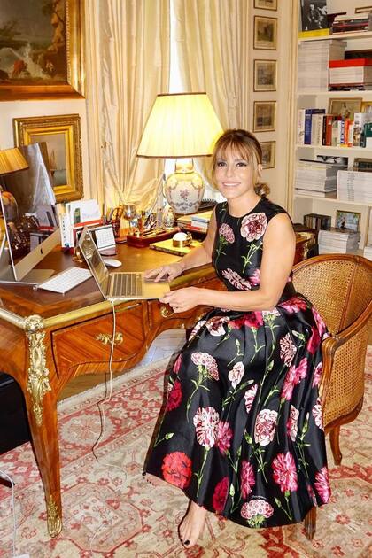 Patricia -con vestido de Dolce & Gabbana-en su estudio, donde trabaja y escribe su blog