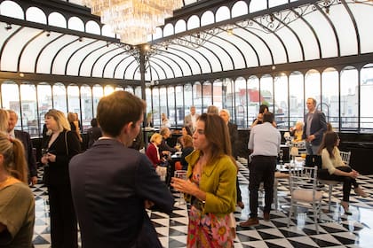 Patricia della Giovampaola organizó un cocktail para amigos e intelectuales para presentar el libro Blanche" de su pareja Jean-Paul Enthoven.