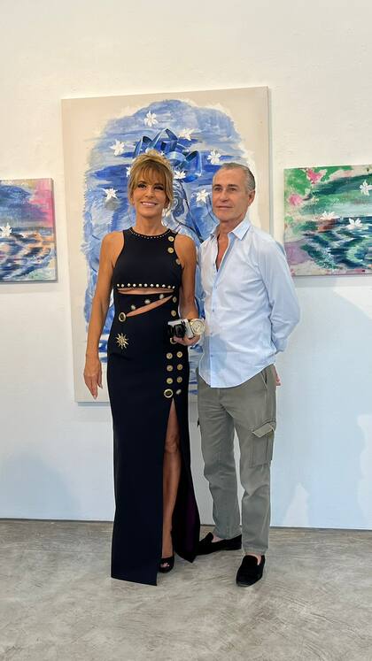 Patricia Della Giovampaola y el artista plástico Grillo Demo en la presentación de "Ofidismo en el Uruguay". La muestra conjunta del rafaelino y Nahuel Vecino se expone en Galería del Paseo, Manantiales.