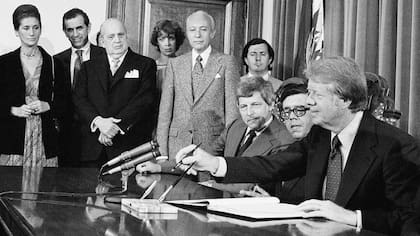 Patricia Derian, junto al gabinete del presidente Carter