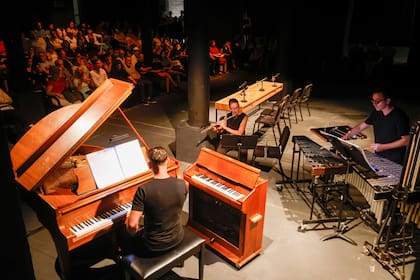 Patricia García (flauta), Lucas Urdampilleta (piano) y Bruno Lo Bianco (percusión) interpretaron un fragmento de la obra For Philip Gustom, de Morton Feldman