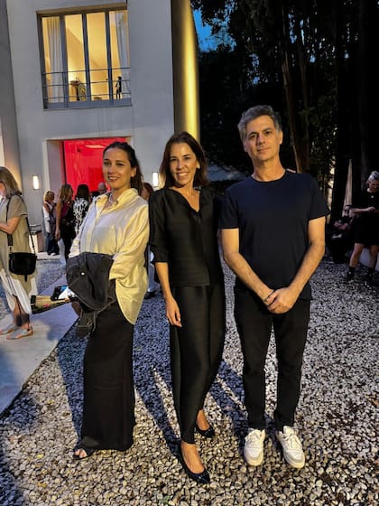 Patricia González, de la galería Nat Bio, junto a Inés Etchebarne Mihanovich, gerente de Gestión Cultural de las Artes del FNA, y Sergio Cantarovicci