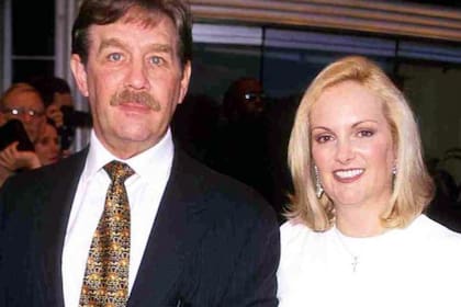 Patricia Hearst junto a Bernardo Lee Shaw en el año 2000