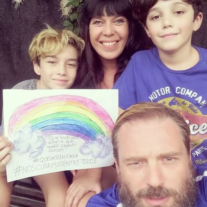 Patricia junto a Juan Pablo, Luca (13) y Ciro (8) en su casa en plena cuarentena estricta
