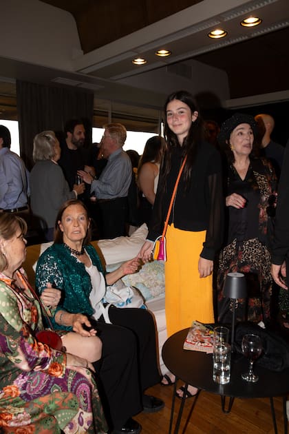Patricia Langan, Jesusita Bordeu y Graciela Borges en uno de los livings intervenidos con almohadones con diseños de mapa mundis por las hermanas Caradonti.