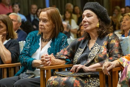 Patricia Langan y Graciela Borges, los grandes amores de Juan Manuel, escucharon atentamente y tomadas de la mano.