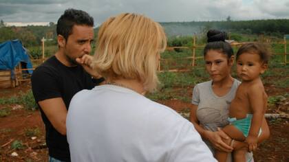 Patricia Ocampo en una recorrida por yerbales de Misiones