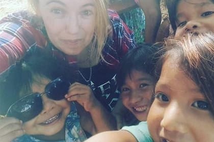 Patricia Ocampo, junto con algunas niñas y niños de su provincia; desde hace años lucha por la sanción de una ley que certifique que la yerba, entre otros productos, son "libres de trabajo infantil"