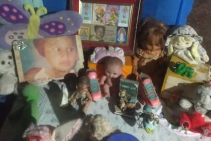 Patricia Quiroz mantiene consigo los recuerdos de Milagros en un sector del comedor de su hogar en Tortuguitas
