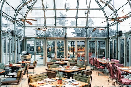 Patricia Ramos, la chef parrillera a cargo de las fogatas de Nuestro Secreto (Cerrito 1455, CABA), el restaurante de cristal ubicado en los jardines del Four Seasons Hotel Buenos Aires.