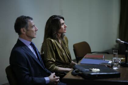 Patricia Rosello (Florencia Raggi) y el abogado Roberto De Luca (Gustavo Garzón)