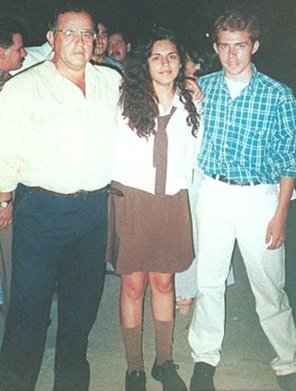 Patricia Villalba, en una foto del álbum escolar junto a su padre y su hermano