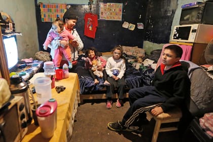 Patricia vive en una pieza que alquila en el barrio Mujica con su marido y tres hijos; son cinco, tienen solo tres camas porque no hay más lugar