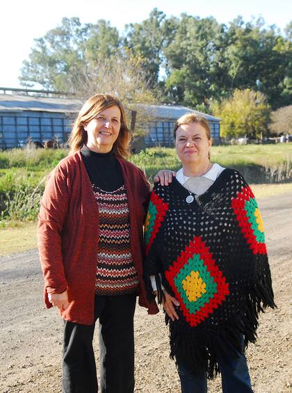 Patricia y Adriana Álvarez recuperaron el Club Ciclón Plá, donde atienden los fines de semana, junto a sus maridos.