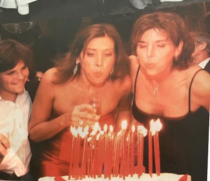 Patricia y Gloria Miccio soplando las velas de su cumpleaños número 50