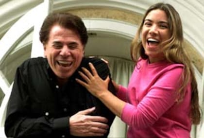 Patricia y su padre, Silvio Santos, exultantes en el balcón de su casa tras la liberación