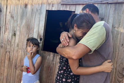 Patricia y su papá se abrazan al final de la entrevista notablemente emocionados